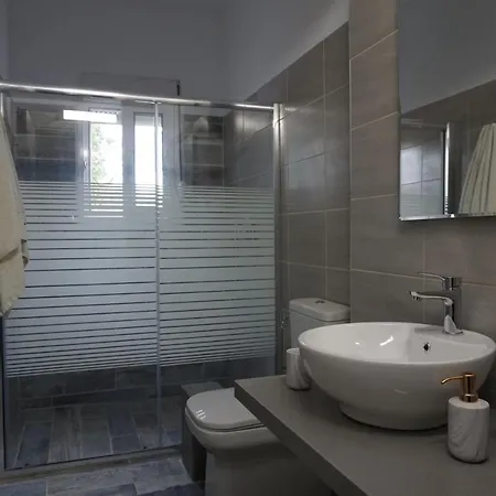 Nicholas Waves Daire Lardos