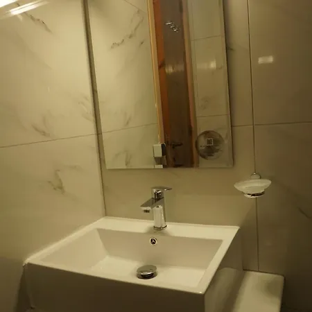 Nicholas Waves Lardos