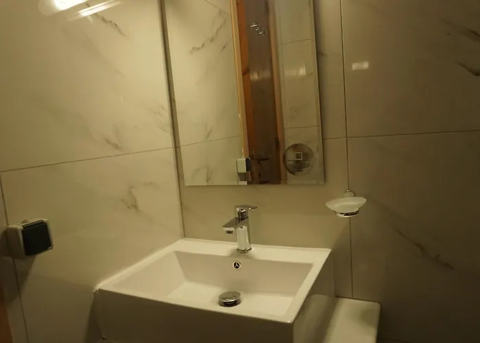 Nicholas Waves Lardos